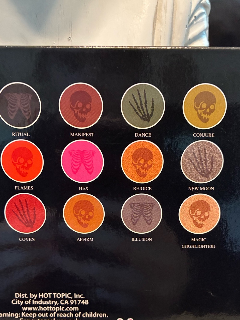 Gothic Skeleton Makeup Shadow Highlighter Palette Display NWT - Picture 8 of 8